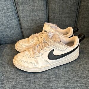 Nike Kids court borough white and Black Sneakers